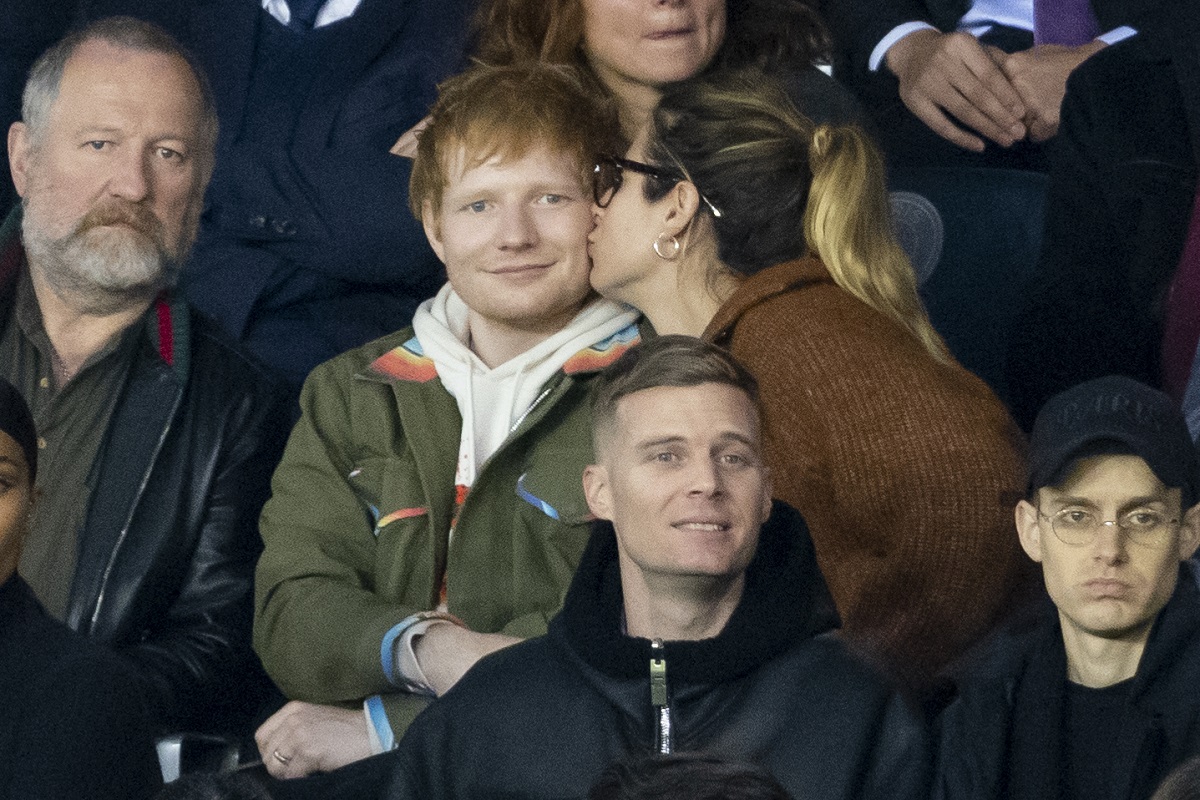 Ed Sheeran și Cherry Seaborn în timp ce participă la un meci de fotbal din Paris