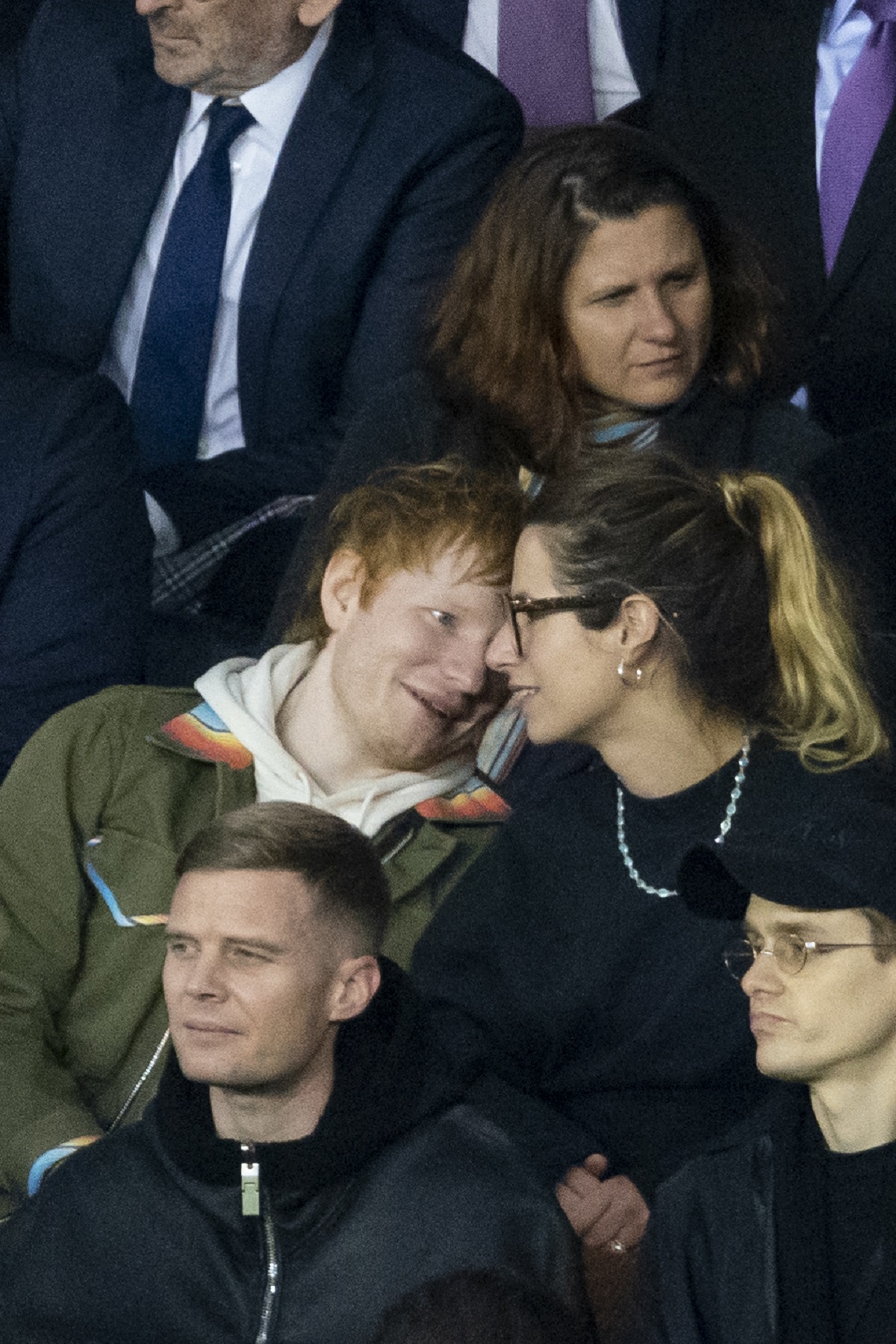 Ed Sheeran și Cherry Seaborn în timp ce stau îmbrățișați la un meci de fotbal UEFA Champions League