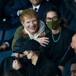 Ed Sheeran și Cherry Seaborn în timp ce privesc împreună un meci de fotbal