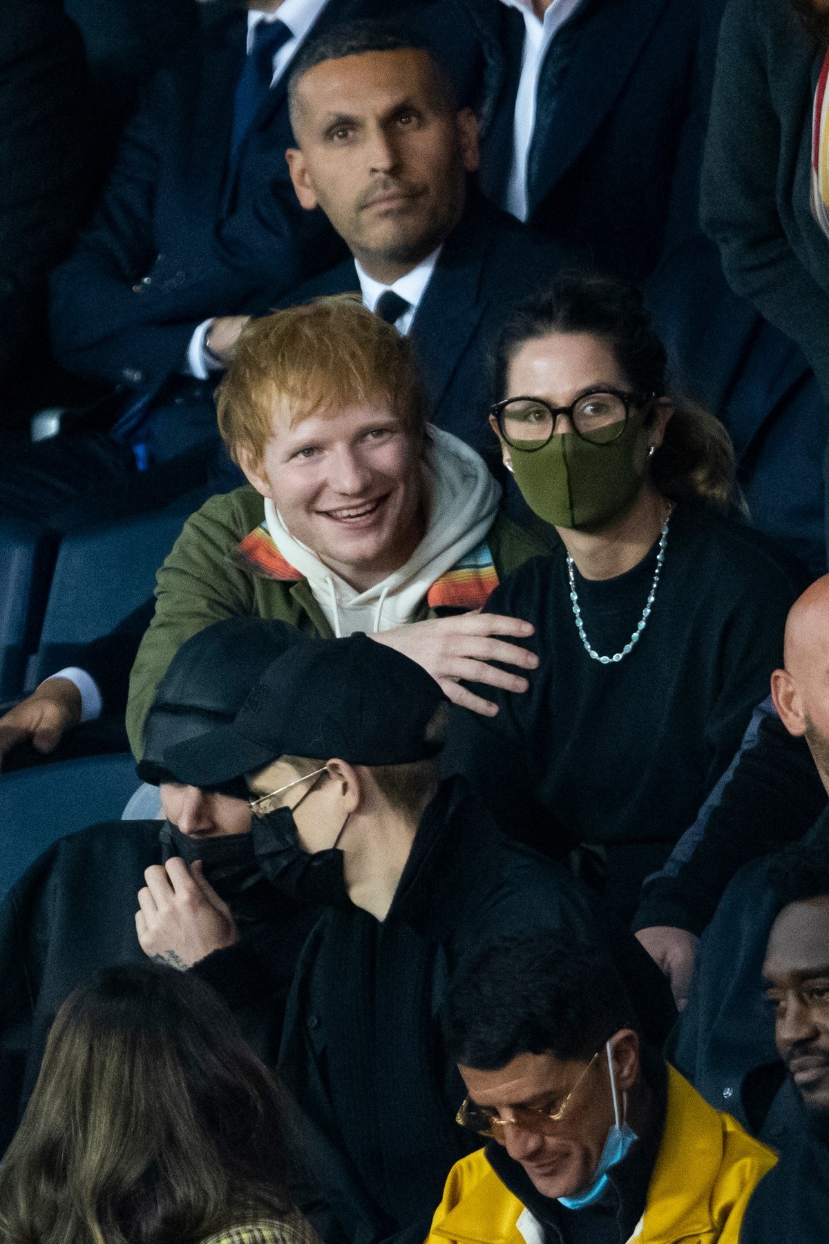 Ed Sheeran și Cherry Seaborn în timp ce privesc împreună un meci de fotbal