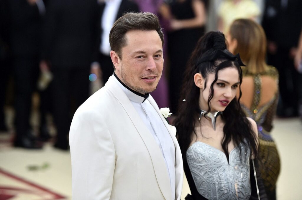 Elon Musk la costum alb și fosta lui iubită Grimes la Met Gala 2020