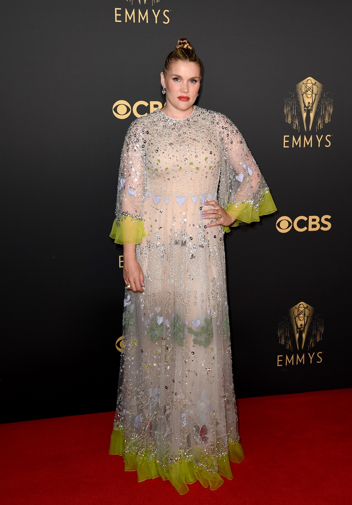 Emerald Fennell într-o rochie semitransparentă cu flori în timp ce pozează pe covorul roșu la Premiile Emmy 2021