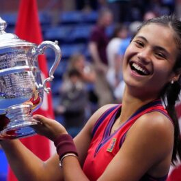 Emma Răducanu după ce a căștigat US Open 2021 în timp ce ține trofeulîn mână