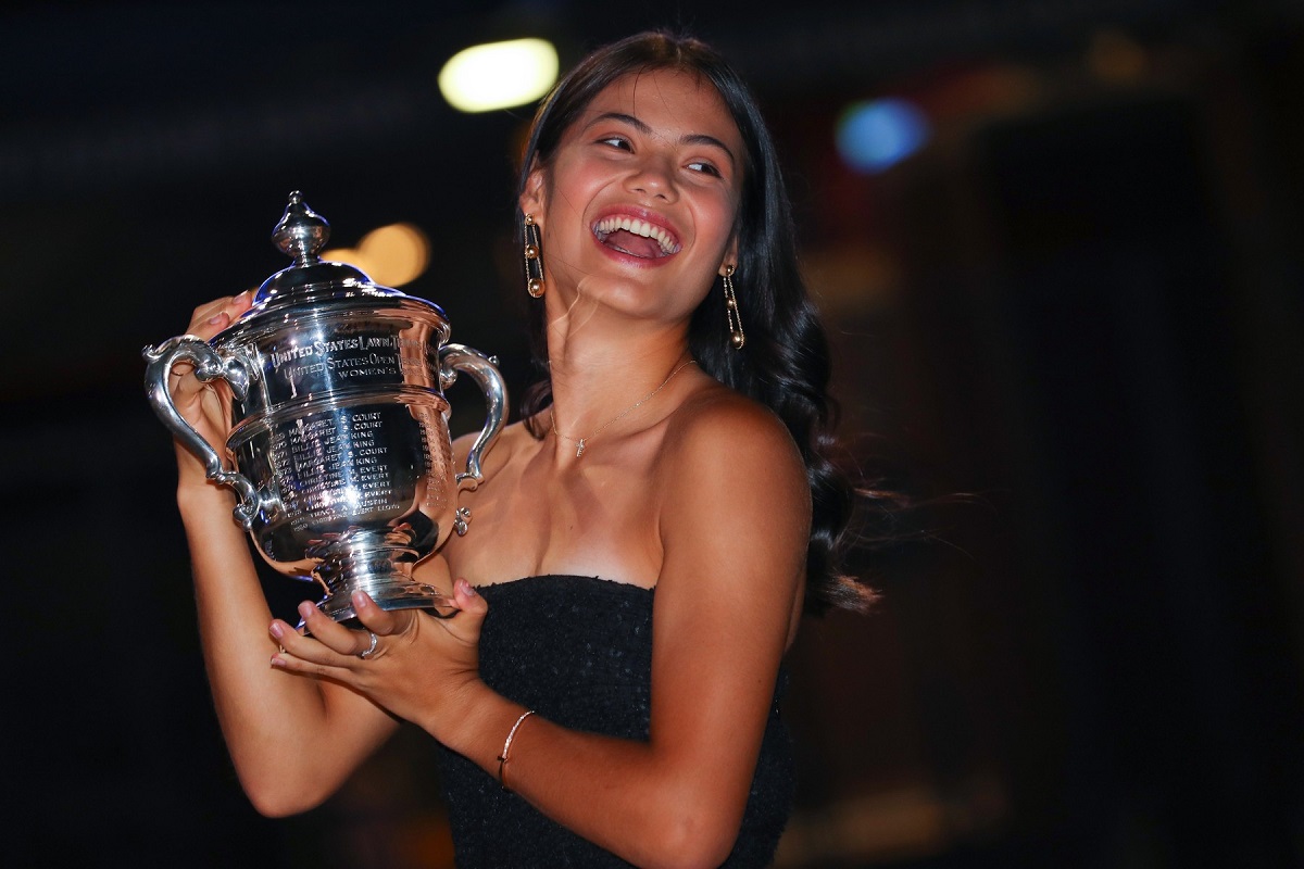 Emma Răducanu la o ședință foto după câștigarea turneului US Open 2021 cu trofeul în brațe