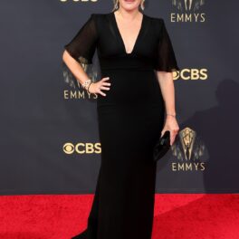 Kate Winslet într-o rochie neagră în timp ce pozează pe covorul roșu la Premiile Emmy 2021