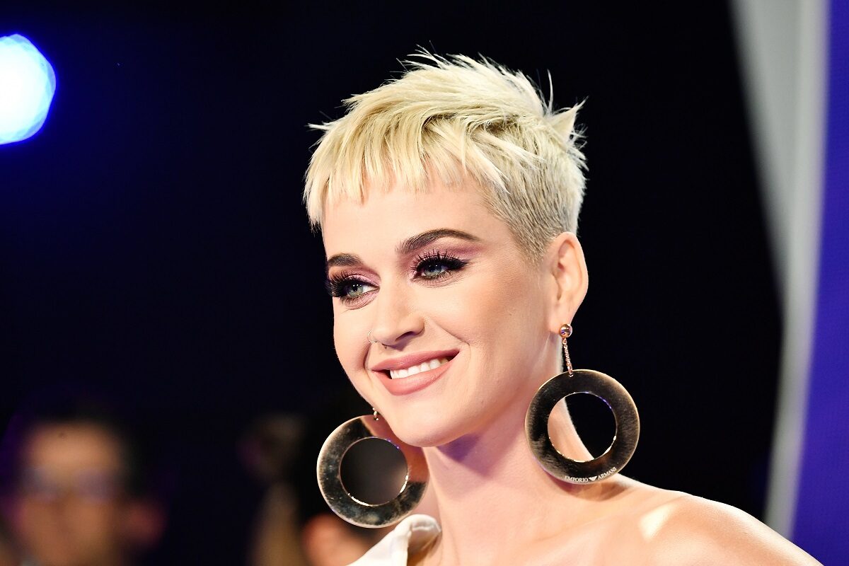 Katy Perry cu părul scurt și blond purtând o pereche de cercei la Premiile MTV din 2017