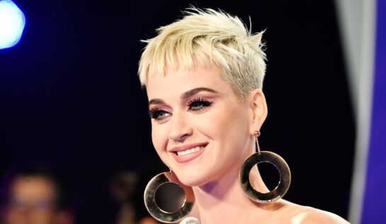 Katy Perry a purtat o ținută all white. Cum a pozat cântăreața în cea mai recentă campanie publicitară