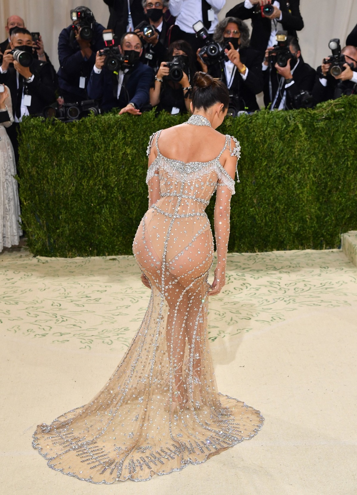 Kendall Jenner cu spatele într-o rochie mulată la Met Gala 2021