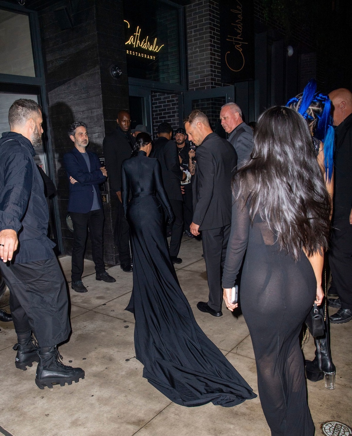 Kim Kardashian cu spatele în mulțime în timp ce se îndreaptă la petrecerea dată după Met Gala 2021