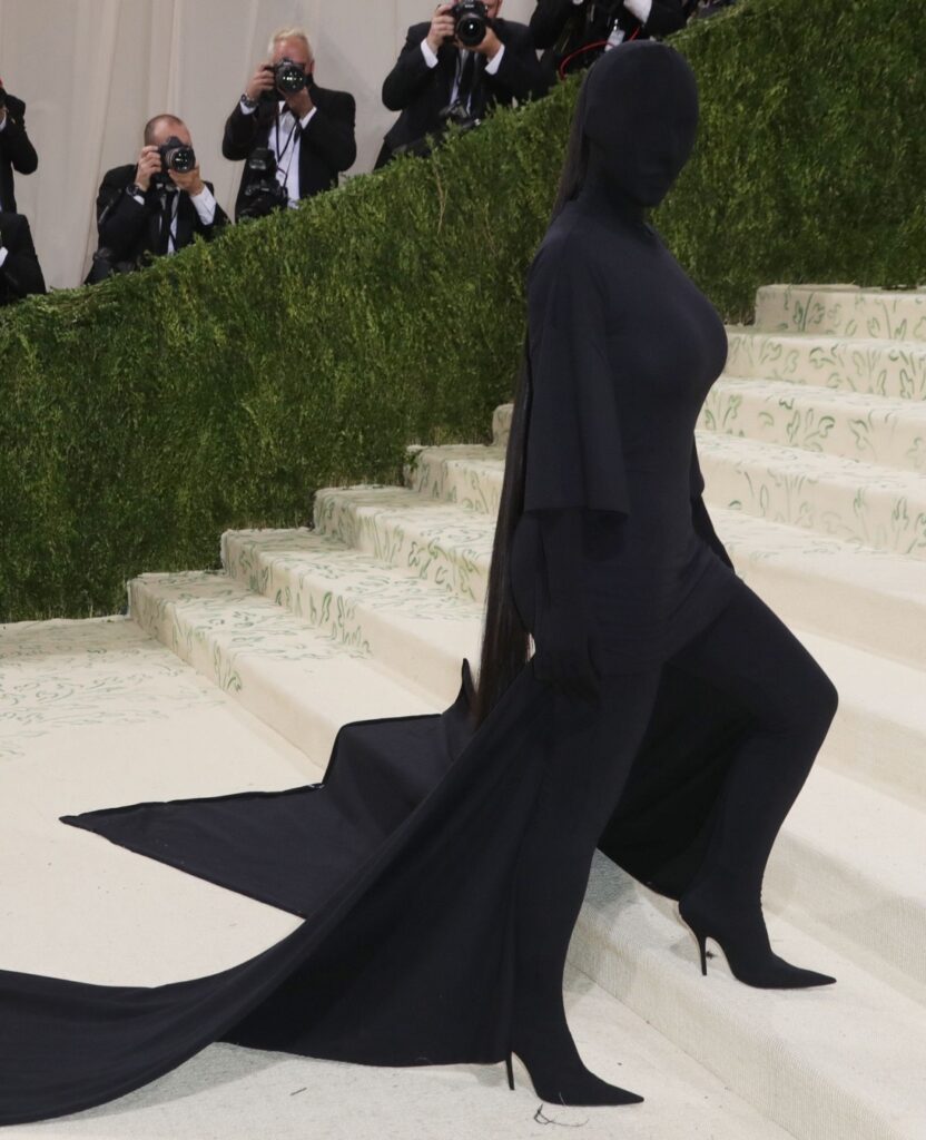 Kim Kardashian într-o ținută neagră care îi acoperă complet trupul și fața la Met Gala 2021