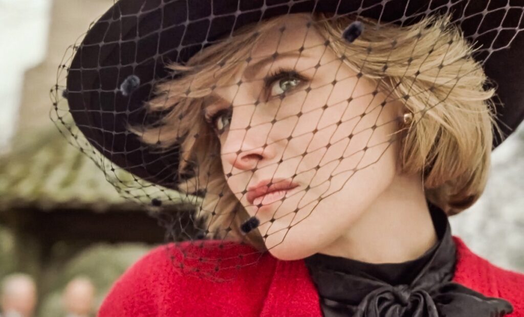 Kristen Stewart purtând o pălărie neagră după ce a acceptat rolul Prințesei Diana în filmul Spencer