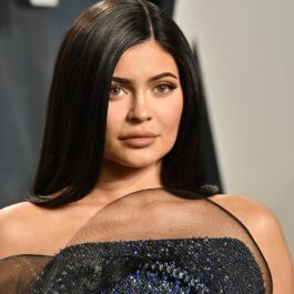 Portret al vedetei Kylie Jenner care poartă o rochie neagră în timp ce pozează pe covorul roșu la Vanity Fair Oscar din 2020