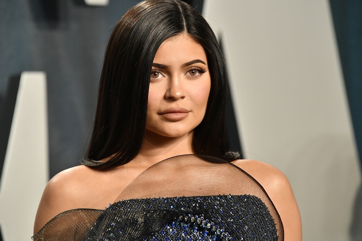 Portret al vedetei Kylie Jenner care poartă o rochie neagră în timp ce pozează pe covorul roșu la Vanity Fair Oscar din 2020