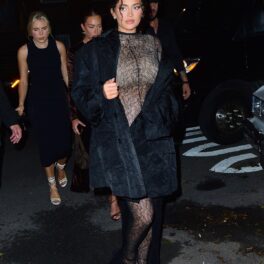 Kylie Jenner care a purtat un costum transparent în timp ce se acoperă cu un sacou negru în parcarea unui hotel din New York