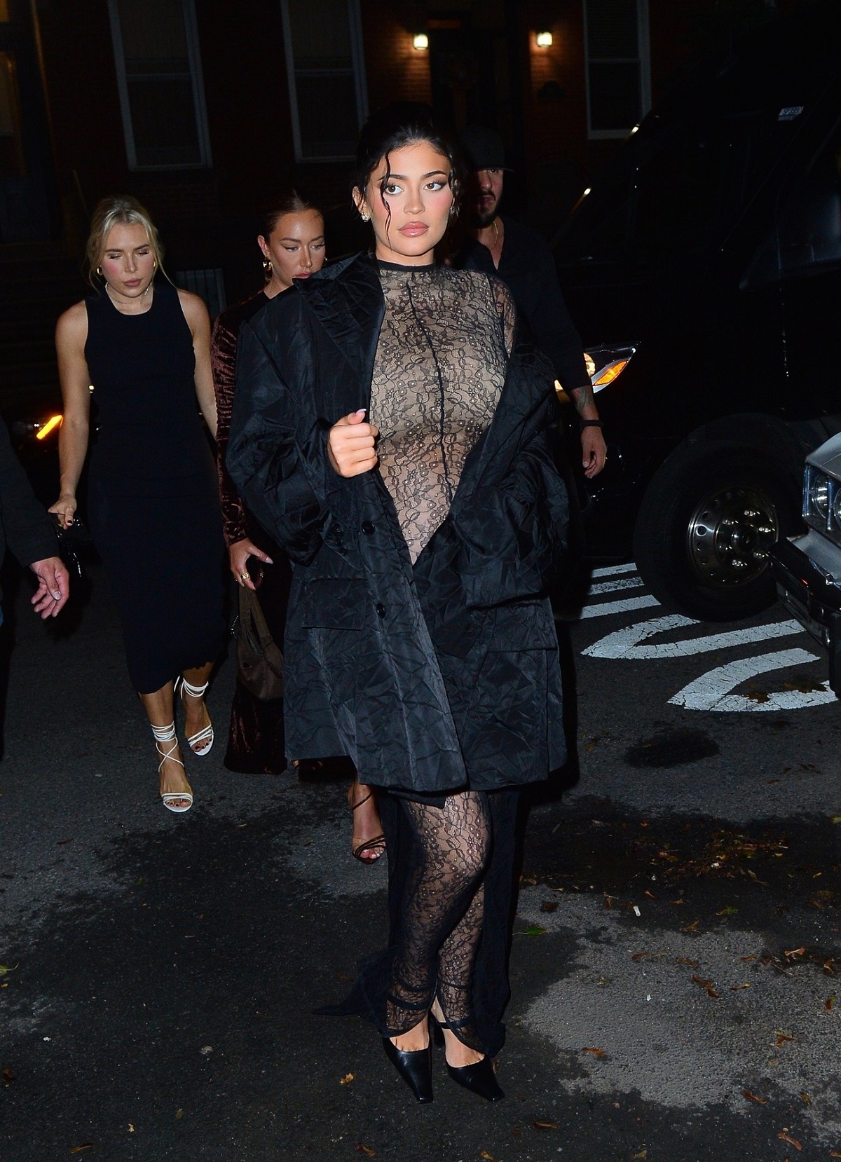 Kylie Jenner care a purtat un costum transparent în timp ce se acoperă cu un sacou negru în parcarea unui hotel din New York