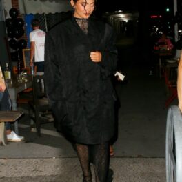 Kylie Jenner care se acoperă cu un sacou negru în timp ce părăsește un hotel din New York