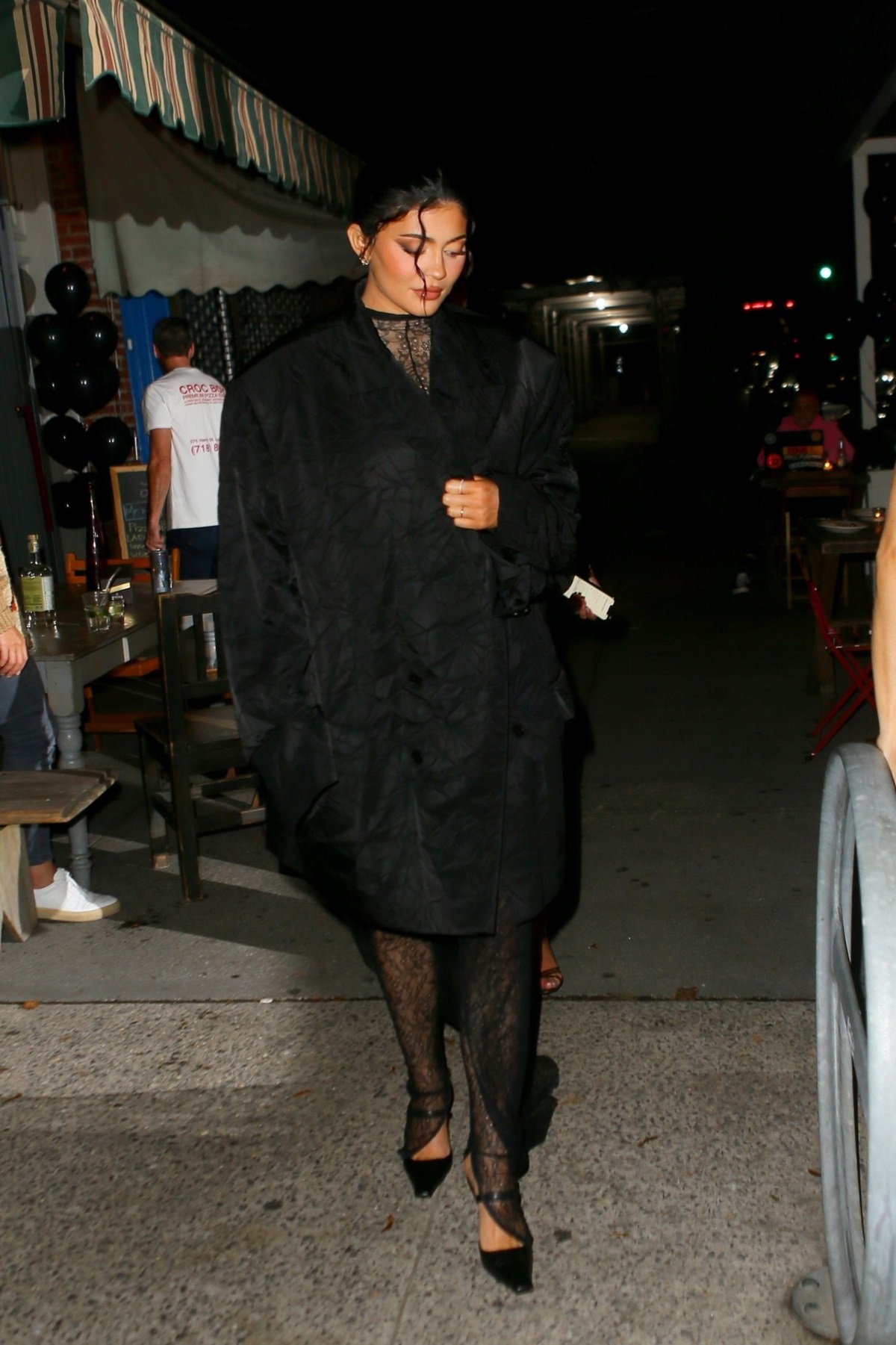 Kylie Jenner care se acoperă cu un sacou negru în timp ce părăsește un hotel din New York
