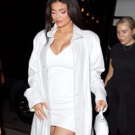 Kylie Jenner și-a afișat burtica de gravidă într-o rochie albă și un palton lung până în pământ