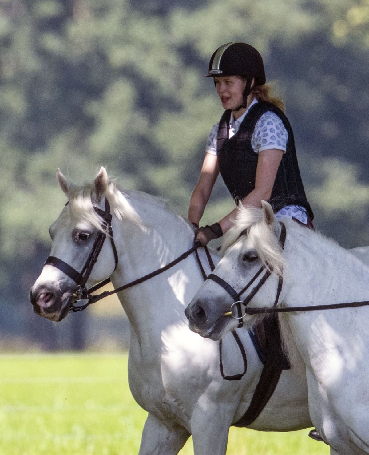 Lady Louise Windsor în trimp ce se află pe un cal și poartă o cască de protecție specială
