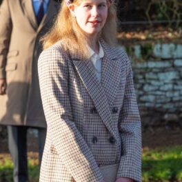 Lady Louise Windsor în timp ce poartă un palton crem și o bentiță roz la slujba de Crăciun din anul 2019