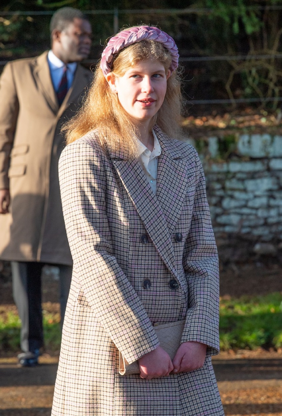 Lady Louise Windsor în timp ce poartă un palton crem și o bentiță roz la slujba de Crăciun din anul 2019
