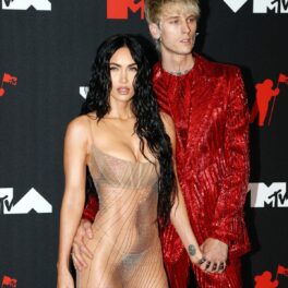 Megan Fox într-o rochie nude, transparentă, alături de iubitul său Machine Gun Kelly care a purtat un costum roșu cu paiete și au făcut parte din ținutele excentrice ale MTV VMA 2021