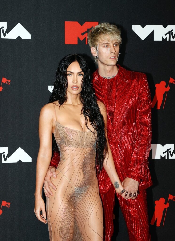 Megan Fox într-o rochie nude, transparentă, alături de iubitul său Machine Gun Kelly care a purtat un costum roșu cu paiete și au făcut parte din ținutele excentrice ale MTV VMA 2021