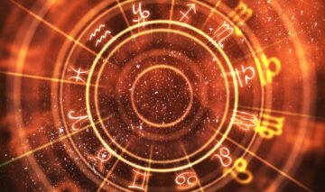 O imagine cu harta astrală și cu zodiile așezate în cerc pe un fundal roșu penru a simboliza evenimentul lui mercur retrograd din luna septembrie
