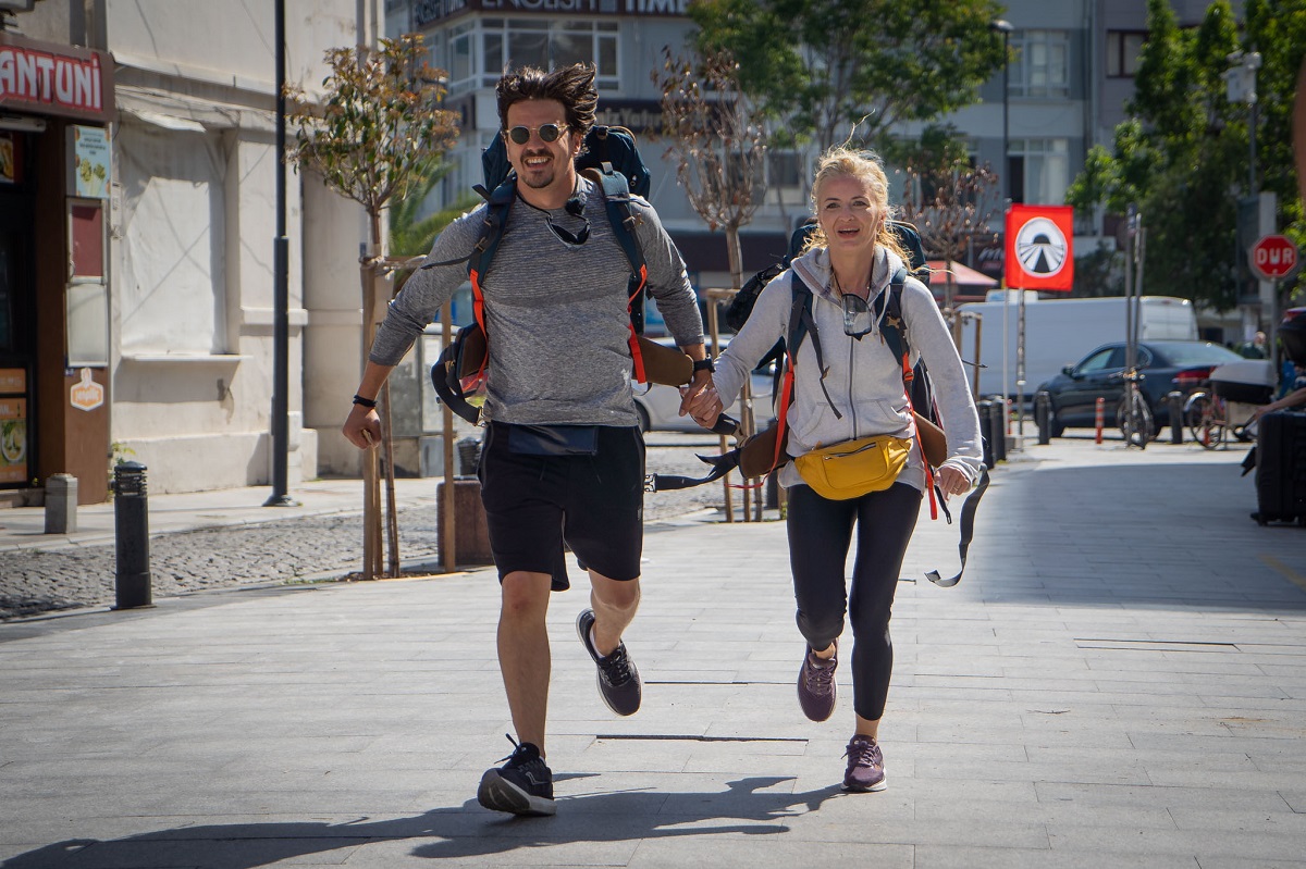 Mihai Petre de mână cu soția sa, Elwira Petre în timp ce aleargă la competiția Asia Express: Drumul Împăraților
