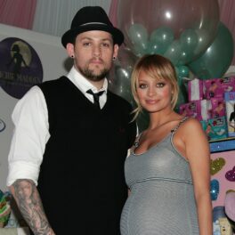 Nicole Richie însărcinată alături de Joel Madden care poartă un costum și o pălărie