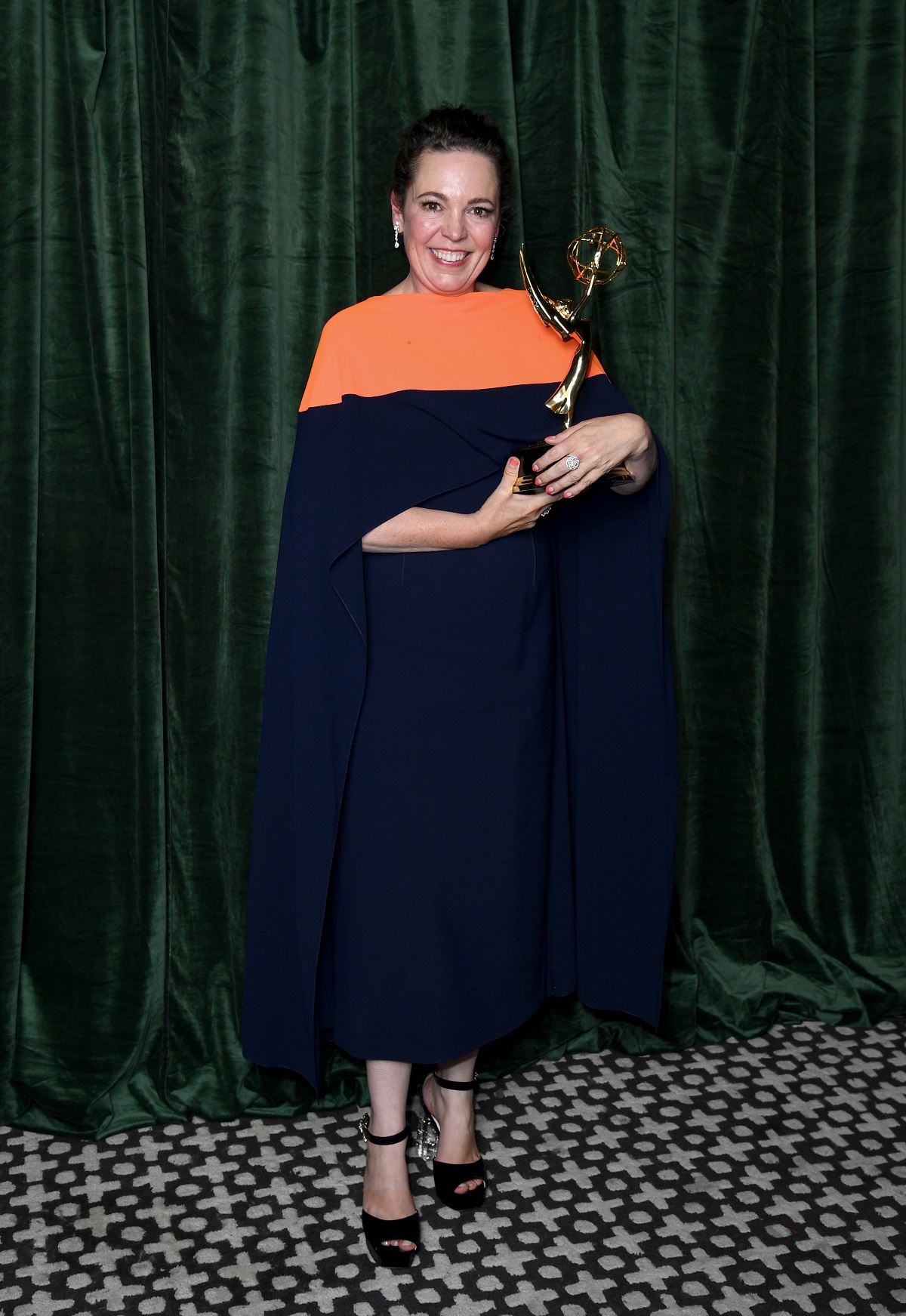 Olivia Colman într-una din ținutele de la Premiile Emmy 2021 având o rochie albastră cu umerii portocalii