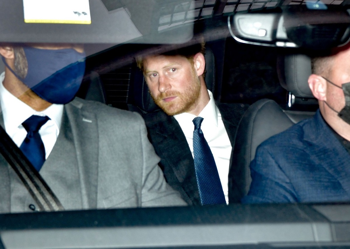 Prințul Harry în costum în timp ce se află într-o mașină neagră din New York