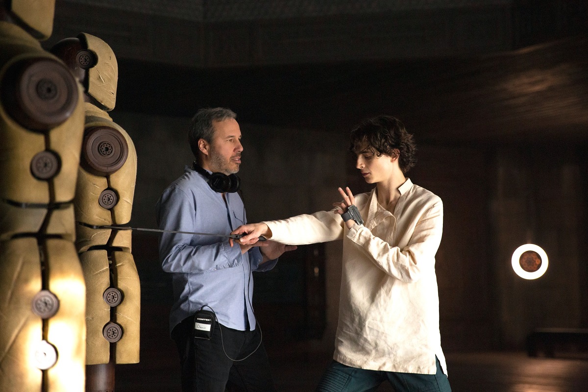 Regizorul filmului Dune, Denis Villenueve în timp ce îi explică o scenă actorului Timothee Chalamet