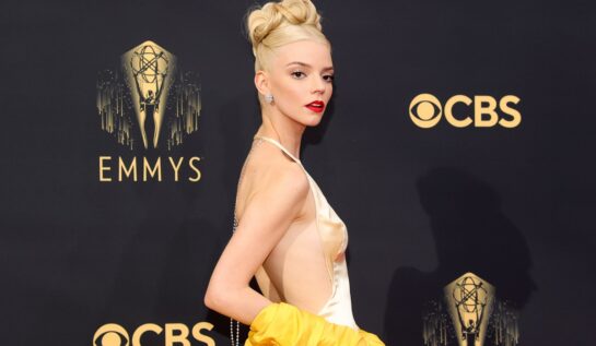 Anya Taylor-Joy într-o rochie cu spatele gol în timp ce pozează pe covorul roșu la Gala Premiilor Emmy 2021