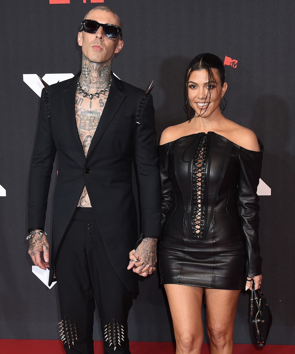 Travis Barker și iubita sa Kourtney Kardashin pe covorul roșu cu ținutele extravagante MTV VMA 2021