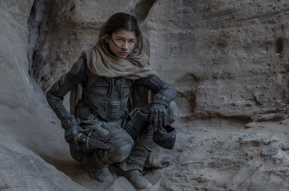Actrița Zendaya într-un costum special într-o scenă din filmul Dune 2021
