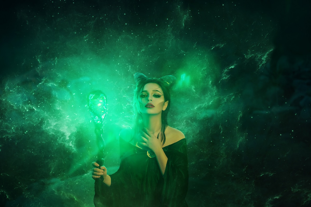 O femeie frumoasă care ține în mână un toiag cu un safir din care este emanată o lumină verde în timp ce le reprezintă pe acele zodii ghinioniste în ziua de 26 septembrie 2021