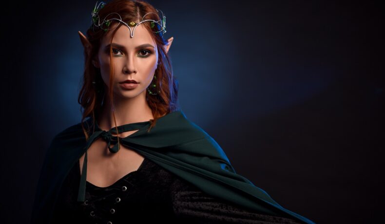 O femeie frumoasă elf care paortă o mantie verde și o coroniță pe cap reprezentând una din acele zodii extrem de puternice
