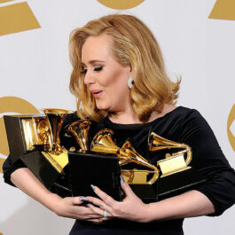 Adele cu mai multe trofee în brațe, la Premiile Grammy în 2012