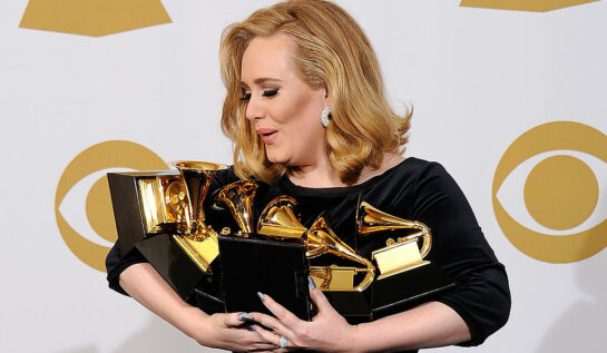 Adele cu mai multe trofee în brațe, la Premiile Grammy în 2012