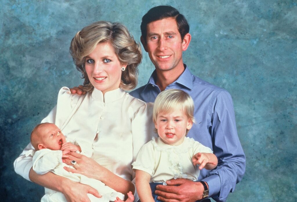 Prințul Charles, Prințesa Diana, Prințul William și Prințul Harry, portret după nașterea mezinului. Diana și fiii ei poartă alb, Prințul Charles poartă o cămașă albastră. Fundalul albastru