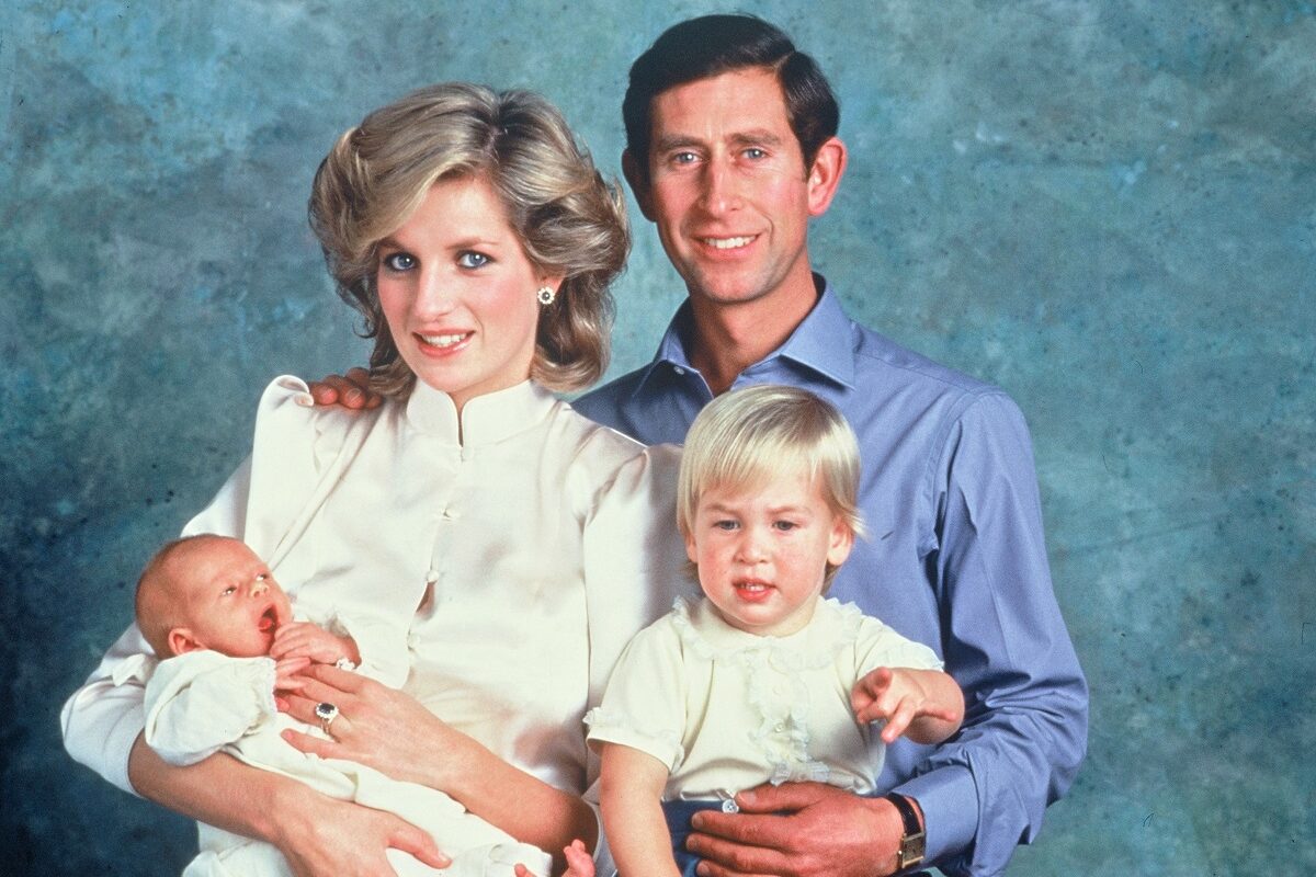 Prințul Charles, Prințesa Diana, Prințul William și Prințul Harry, portret după nașterea mezinului. Diana și fiii ei poartă alb, Prințul Charles poartă o cămașă albastră. Fundalul albastru