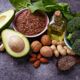 Alimente bogate în nutrienți esențiali pentru o dietă echilibrată, aranjate pe un blat închis la culoare