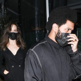 Angelina Jolie și The Weeknd, fotografiați la o ieșire în oraș, îmbrăcați în negru