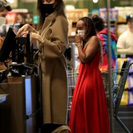 Angelina Jolie și Zahara Jolie-Pitt au mers împreună la cumpărături în West Hollywood. Angelina poartă o haină lungă bej, Zahara poartă o rochie roșie lungă