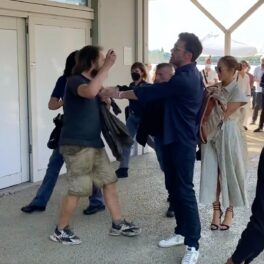Ben Affleck, pe aeroportul din Veneția, în timp ce o protejează pe Jennifer Lopez