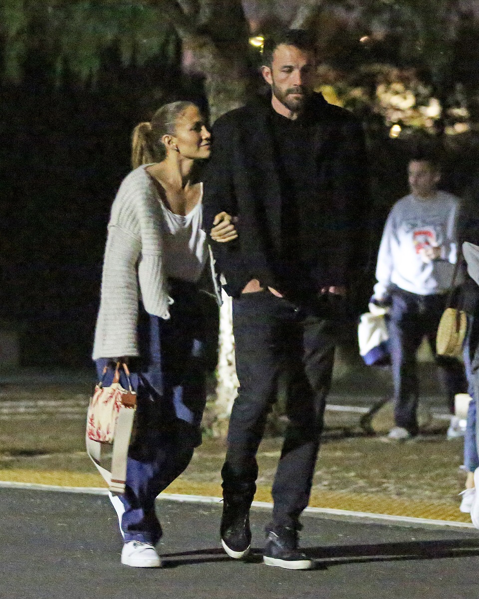 Jennifer Lopez și Ben Affleck la o întâlnire romantică la un cinematograf în aer liber din Los Angeles. Ea poartă blugi, bluză albă, el e îmbrăcat în negru