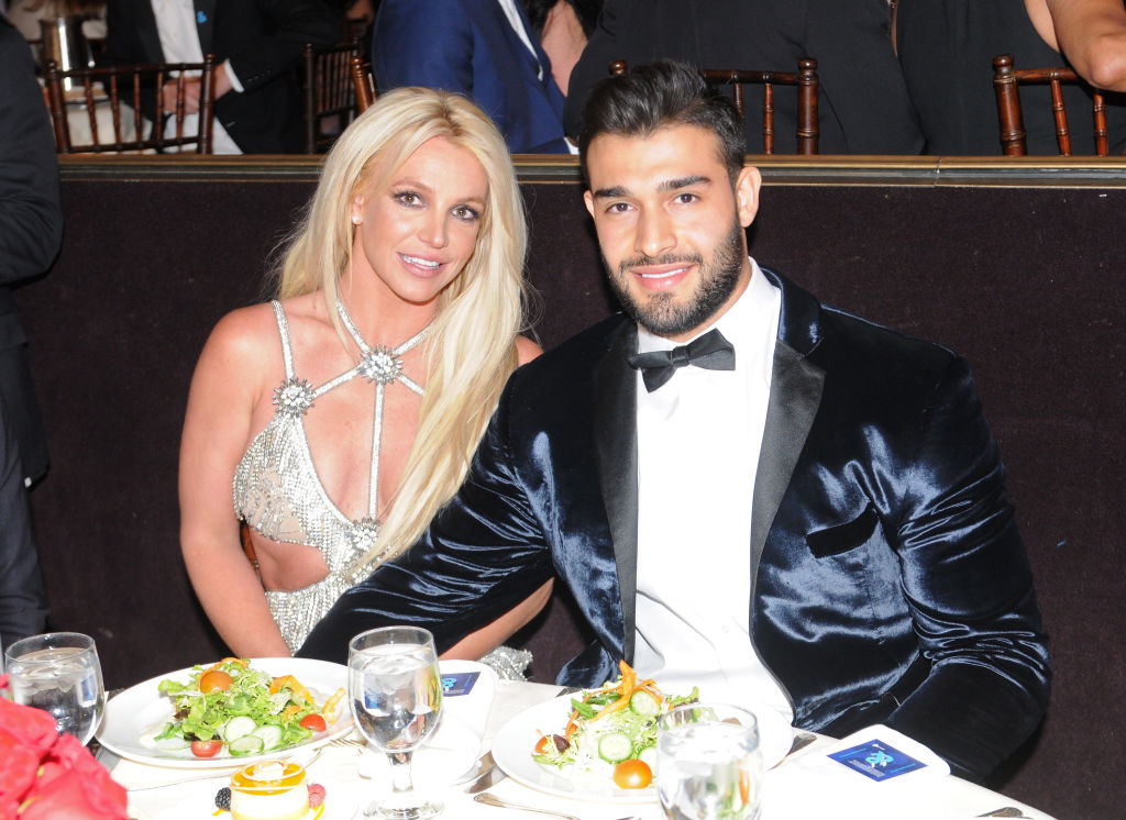 Birtney Spears și Sam Asghari, la Annual GLAAD Media Awards, în 2018, la masă, îmbrăcați elegant