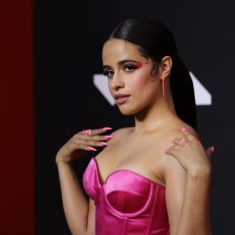 Camila Cabello pe covorul roșu de la MTV VMAs, anul 2021. A purtat o rochie roz cu roșu, cu un corset roz, fără bretele. A avut părul prins la spate