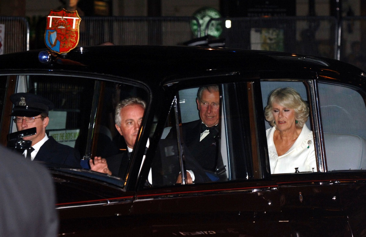 Prințul Charles și Camilla, în mașină neagră, premiera filmului The History Boys. Ea poartă o ținută albă